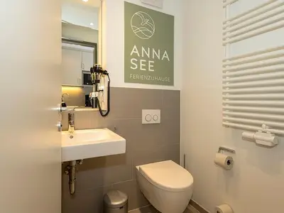 Badezimmer mit WC, Waschtisch und Spiegel