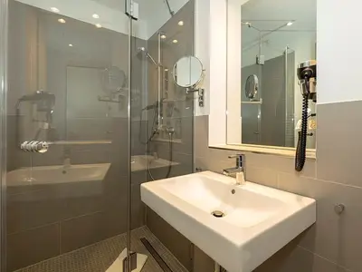 Badezimmer mit Dusche
