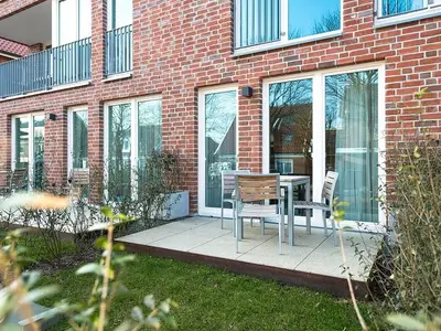 Terrasse mit Tisch und Sitzgelegenheiten