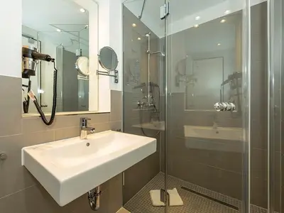 Badezimmer mit WC, Waschtisch und Spiegel