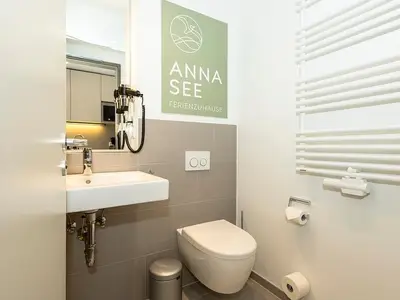 Badezimmer mit WC, Waschtisch und Spiegel