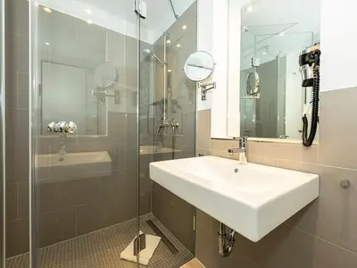 Badezimmer mit Dusche