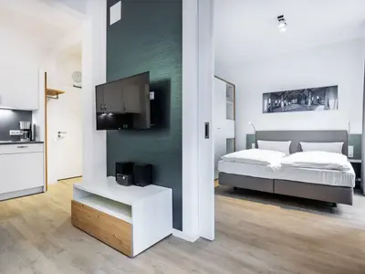 Wohn-/Essbereich mit Zugang zum Schlafzimmer