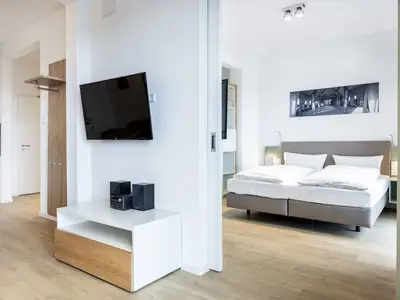 Wohn-/Essbereich mit Zugang zum Schlafzimmer