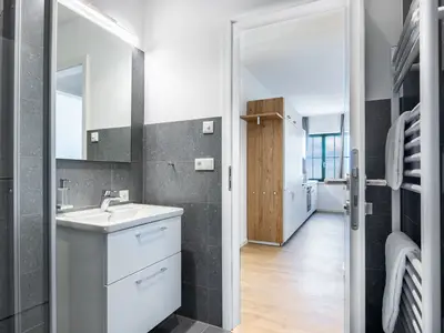 Badezimmer mit Waschtisch und Spiegel