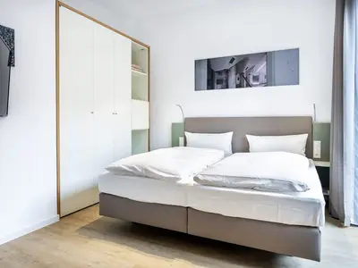 Schlafzimmer mit Doppelbett und Kleiderschrank