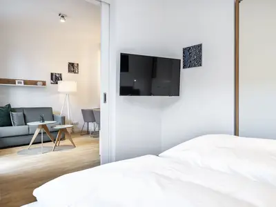 Schlafzimmer mit Flatscreen-TV