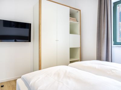 Schlafzimmer mit Kleiderschrank und TV