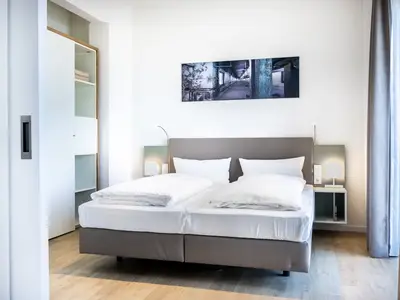 Schlafzimmer mit Doppelbett