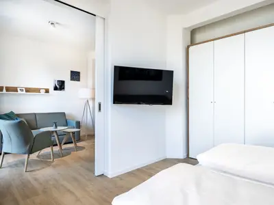 Schlafzimmer mit Doppelbett und Flatscreen TV - gbmv0-01 - Großenbrode