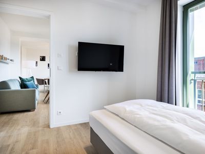 Schlafzimmer mit Doppelbett und Flatscreen TV - gbmv0-01 - Großenbrode