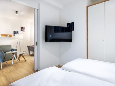 Schlafzimmer mit Doppelbett und Flatscreen TV - gbmv0-01 - Großenbrode