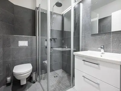 Badezimmer mit Dusche