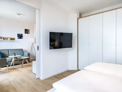 Schlafzimmer mit Doppelbett und Flatscreen TV - gbmv0-01 - Großenbrode