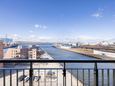 Dachterrasse mit Gartenmöbeln