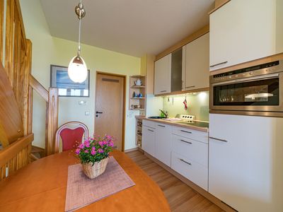 Küche mit Küchenzeile und Esstisch