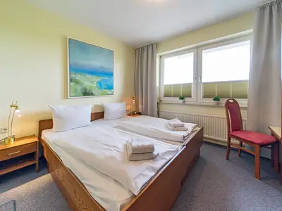 Schlafzimmer mit Doppelbett