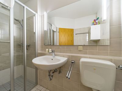 Badezimmer mit Waschtisch und Dusche