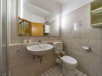 Badezimmer mit Waschtisch und WC