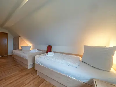 Schlafzimmer mit zwei Einzelbetten