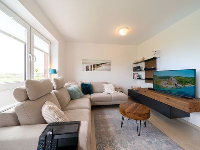 Wohnbereich mit Couch und Flatscreen-TV