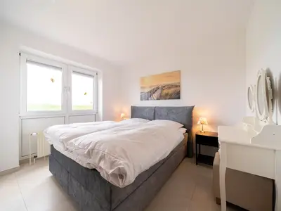 Schlafzimmer mit Doppelbett und Schminktisch