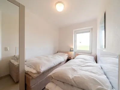 Schlafzimmer mit zwei Einzelbetten
