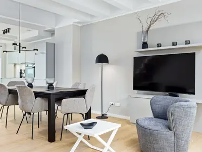 Wohn-Essbereich mit Esstisch und Flatscreen-TV