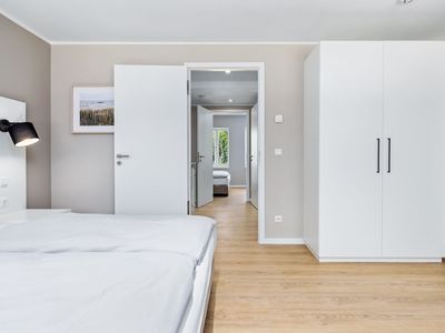 Schlafzimmer mit Doppelbett und Kleiderschrank