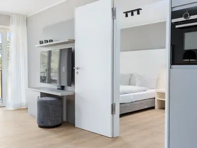 Wohn-Essbereich mit Zugang zum Schlafzimmer