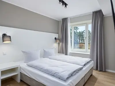 Schlafzimmer mit Doppelbett