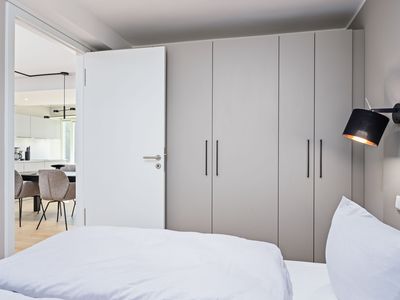 Schlafzimmer mit Doppelbett und Kleiderschrank