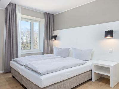 Schlafzimmer mit Doppelbett