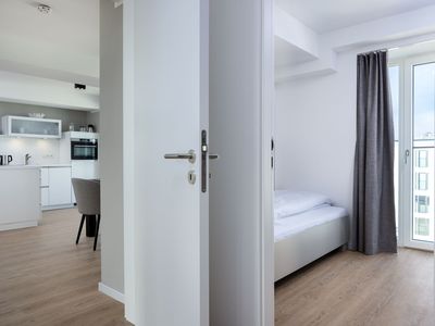 Flur mit Blick zum Wohn- und Schlafzimmer