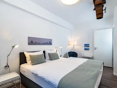 Schlafzimmer mit Doppelbett und Kleiderschrank