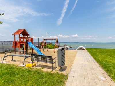 Der private Spielplatz, der über den Privatstrand der Wohnanlage zugänglich ist