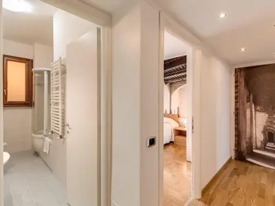 Blick ins Bad und ins Schlafzimmer Nr. 2