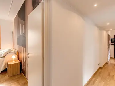 Blick in das Schlafzimmer Nr. 1 und den Korridor