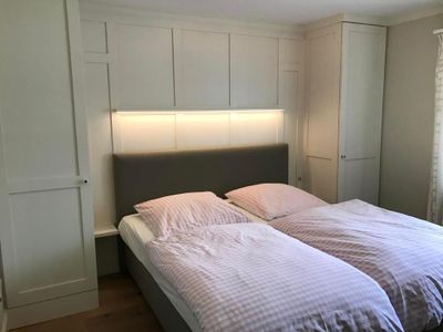 Schlafzimmer 1 mit Boxspringbett und 2 Schränken