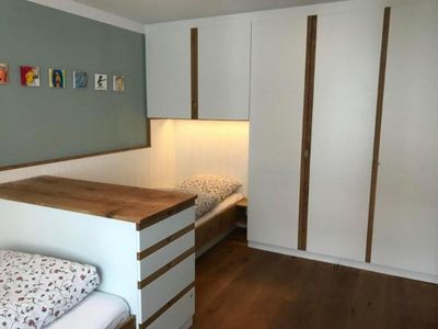 2. Schlafzimmer, mit Schränken und Komode