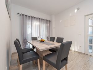 23933433-Ferienwohnung-6--300x225-1