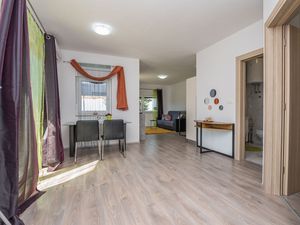 23947749-Ferienwohnung-2--300x225-3