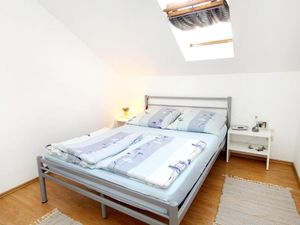 23947870-Ferienwohnung-2--300x225-4