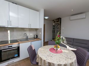 23947860-Ferienwohnung-8--300x225-4