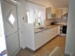 23983647-Ferienwohnung-5--300x225-5