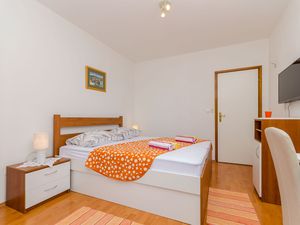 23941040-Ferienwohnung-2--300x225-4