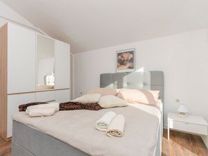 23942193-Ferienwohnung-4--300x225-5