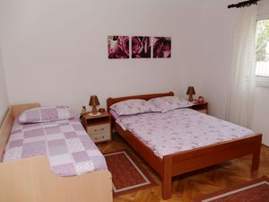 23944914-Ferienwohnung-5--300x225-1