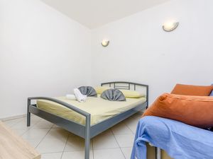 23989640-Ferienwohnung-2--300x225-5