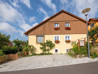 Außenansicht des Hauses mit Parkplatz